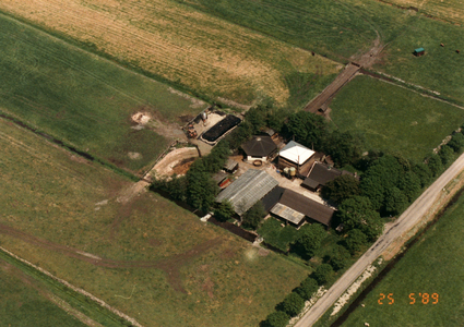 847949 Luchtfoto van het boerderijcomplex Botsholseswarsweg 1 (Van den Bosch) te Waverveen (gemeente Ronde Venen), met ...